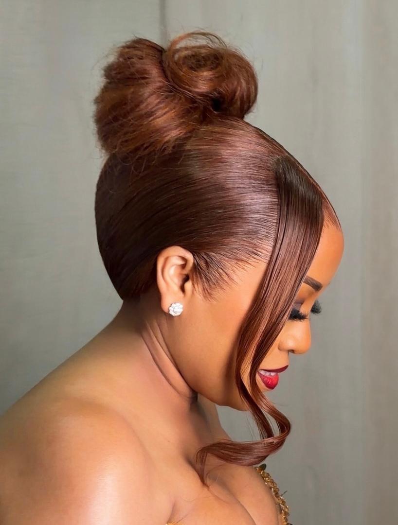 Chignon haut et mèche lissée